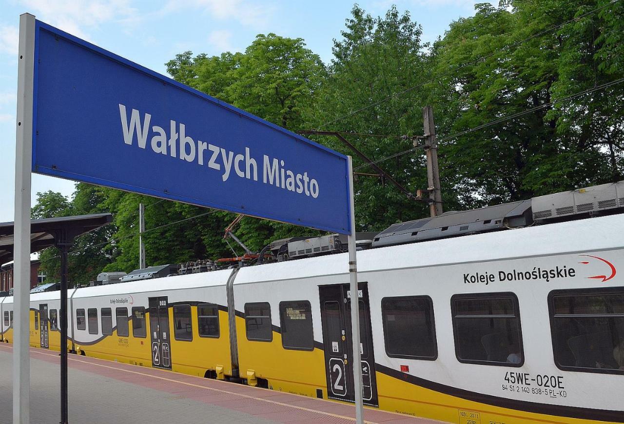 Art Mieszkanie Blisko Dworca Pkp Walbrzych Miasto Екстериор снимка